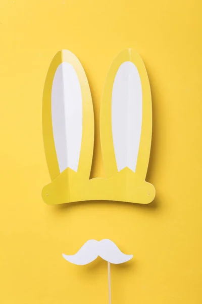 黄色的复活节兔子耳朵, 有白色的胡子。季节性铺设平顶背景 — 图库照片