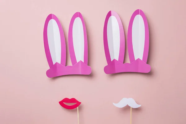 Roze Easter bunny oren en rode lippen. Minimale lag plat ontwerp — Stockfoto