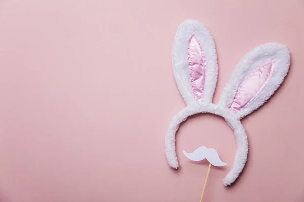 Easter bunny oren met witte snor op een pastel roze achtergrond — Stockfoto