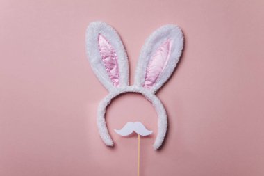 Paskalya bunny kulaklar pastel pembe bir arka plan üzerinde beyaz bıyıklı