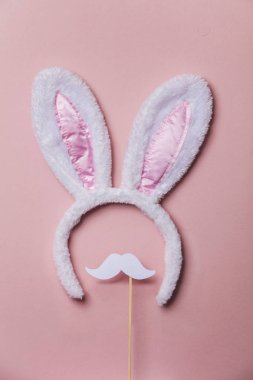 Paskalya bunny kulaklar pastel pembe bir arka plan üzerinde beyaz bıyıklı