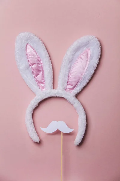 Easter bunny oren met witte snor op een pastel roze achtergrond — Stockfoto