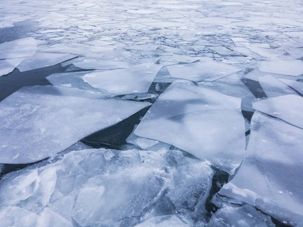 Ghiaccio rotto sulla superficie dell'oceano. Concetto di warnimg globale — Foto Stock