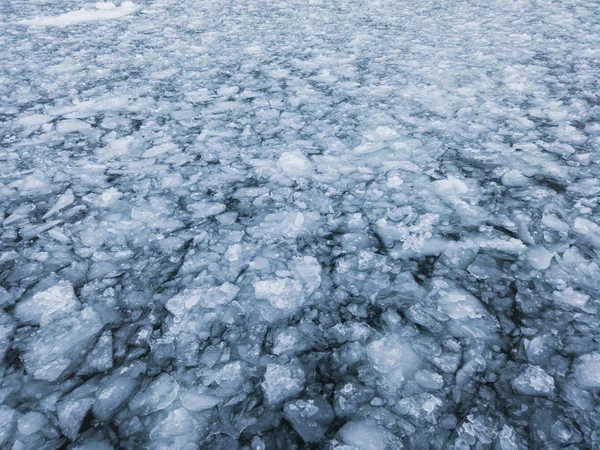 Rissiges Eis auf der Oberfläche des Ozeans. Globales Kriegskonzept — Stockfoto