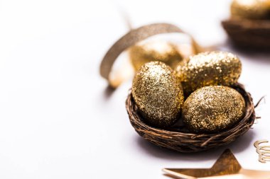 Altın glitter yumurtalar bir yuva. Paskalya arka plan. Ekonomi kavramı