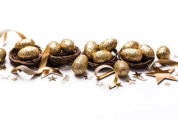 Altın glitter yumurtalar bir yuva. Paskalya arka plan. Ekonomi kavramı — Stok fotoğraf