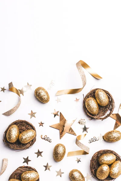 鸟巢里的金光蛋。复活节背景。财务理念 — 图库照片