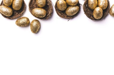Altın glitter yumurtalar bir yuva. Paskalya arka plan. Ekonomi kavramı