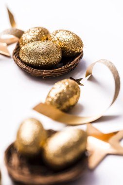 Altın glitter yumurtalar bir yuva. Paskalya arka plan. Ekonomi kavramı