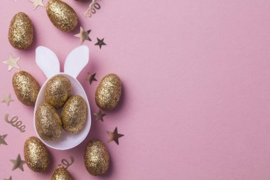 Altın yumurta kulakları ile beyaz bir Paskalya bunny yumurta şeklinde glitter