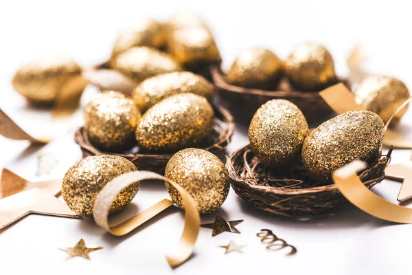 Ovos glitter dourados em um ninho. Antecedentes. Conceito financeiro — Fotografia de Stock
