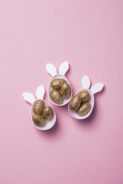 Oeufs dorés à paillettes en forme d'oeuf de lapin de Pâques blanc avec oreilles — Photo