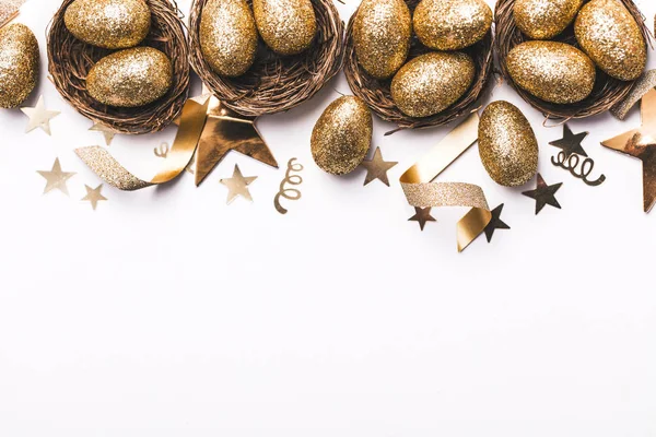 Golden glitter eggs in a nest. Easter background. Finance concept — Stock Photo, Image