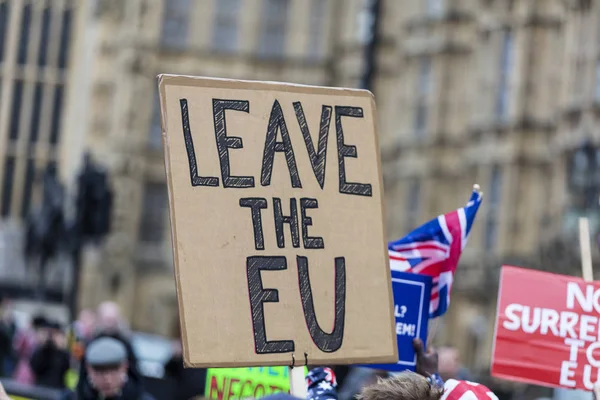 Partidarios del Brexit sostienen pancartas que hacen campaña para abandonar la Unión Europea —  Fotos de Stock