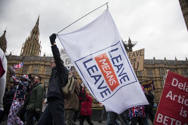 LONDRES, Royaume-Uni - 13 mars 2019 : Les partisans du Brexit font campagne pour quitter l'UE — Photo