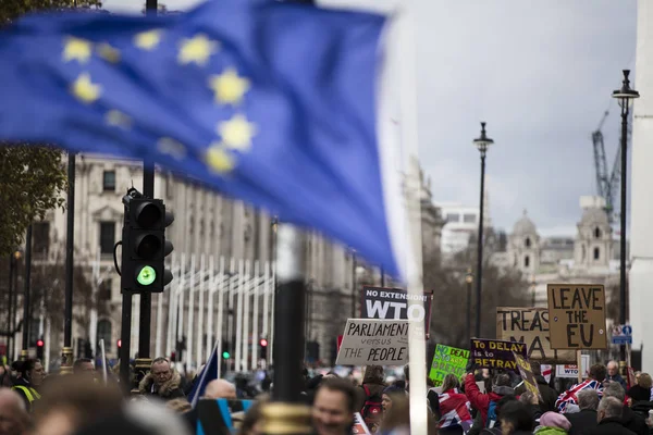 ЛОНДОН, Великобритания - 13 марта 2019 года: Сторонники Брексита выступают за выход из ЕС — стоковое фото