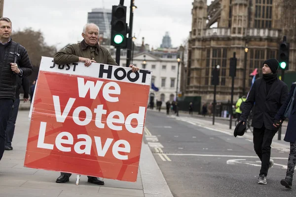 ЛОНДОН, Великобритания - 13 марта 2019 года: Сторонники Брексита выступают за выход из ЕС — стоковое фото