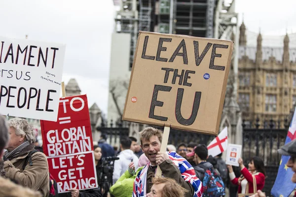 LONDON, UK - March 13, 2019: Brexit supporters campaigning to leave the EU — Stock Photo, Image