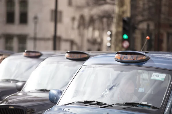 Des taxis bloquent des routes à Westminster en signe de protestation — Photo