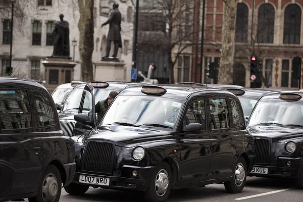Des taxis bloquent des routes à Westminster en signe de protestation — Photo