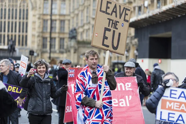 London, Verenigd Koninkrijk - 13 maart 2019: Brexit aanhangers strijden voor het verlaten van de Eu — Stockfoto