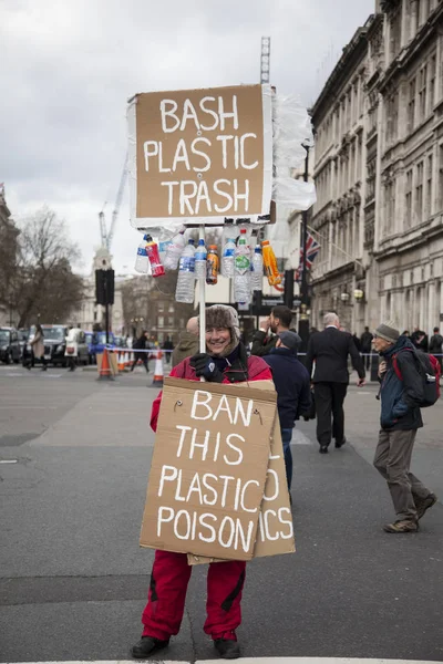 Londra, İngiltere - 13 Mart 2019: Protestocu tutar yasağı plastik çöp afiş protesto — Stok fotoğraf