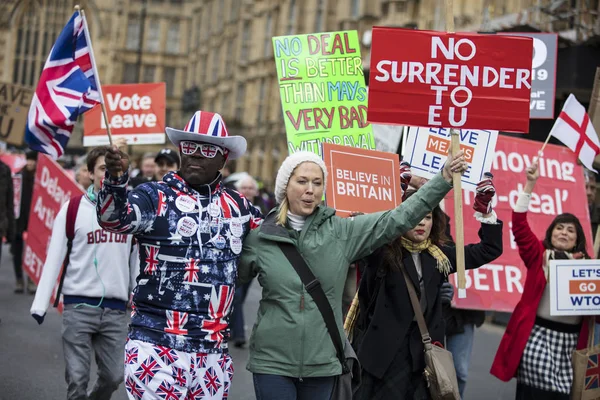 LONDON, UK - March 13, 2019: Brexit supporters campaigning to leave the EU — Stock Photo, Image