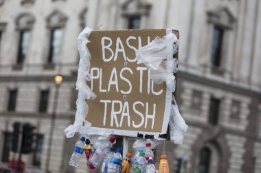 Londra, İngiltere - 13 Mart 2019: Protestocu tutar yasağı plastik çöp afiş protesto