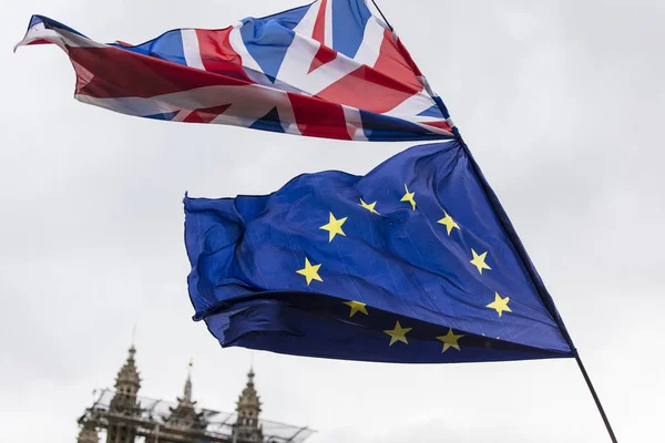 Unión Europea y Unión Británica Bandera de Jack ondeando juntos . — Foto de Stock