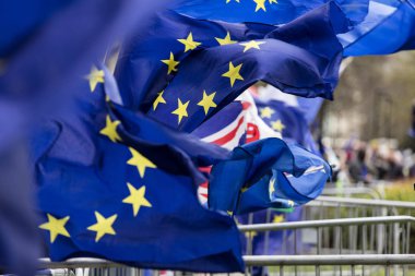 Bayrakları bir brexit uçan Avrupa Birliği'nin Londra'da Mart