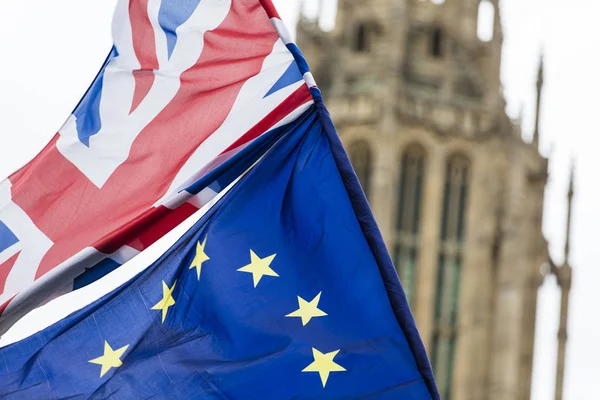 Unión Europea y Unión Británica Bandera de Jack ondeando juntos . — Foto de Stock