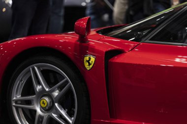 Londra, İngiltere - 18 Şubat 2018: A Ferrari spor araba Londra klasik araba fuarında