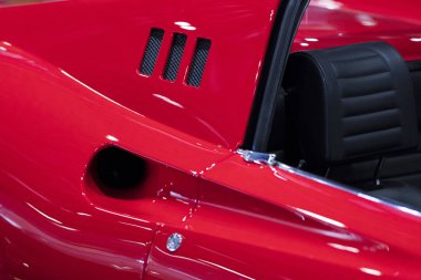 Ayrıntılı bir spor araba kadar kapatın