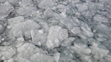 Kırık buz okyanus yüzeyinin üzerinde. Küresel warnimg kavramı