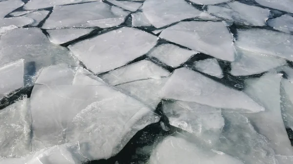 Is på havet smältning och sprickbildning. Klimatförändringar. — Stockfoto