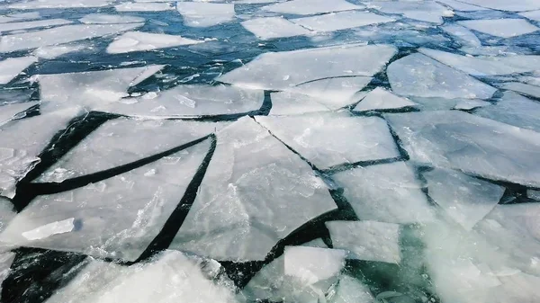Eisschmelze und Risse auf der Oberfläche des Meeres — Stockfoto