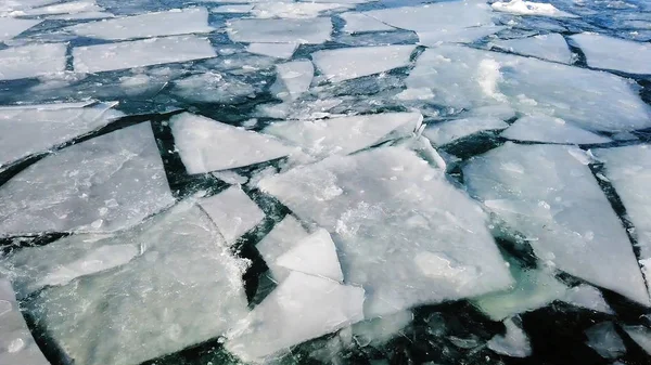 Eisschmelze und Risse auf der Oberfläche des Meeres — Stockfoto