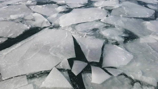 Superfície congelada do oceano rachada. tempo extremo — Fotografia de Stock