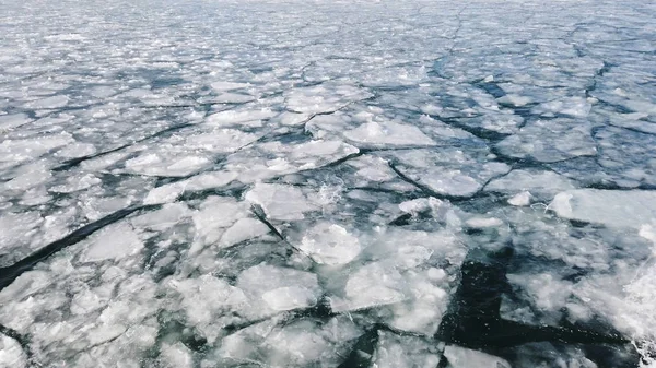 Risse im Eis auf der Meeresoberfläche. Klimaschutzkonzept — Stockfoto