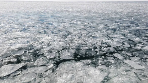 Eisschmelze und Risse auf der Oberfläche des Meeres — Stockfoto