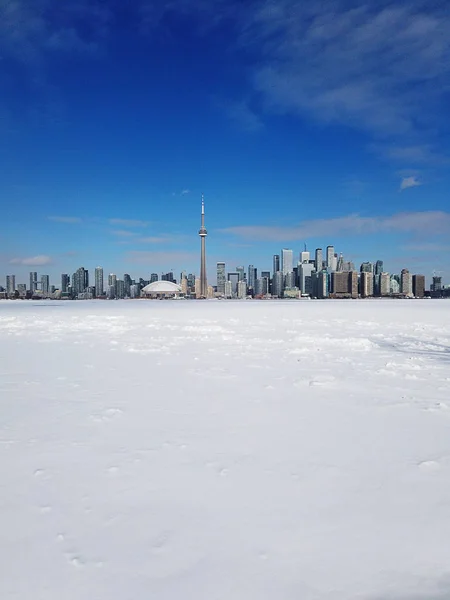 Toronto Stadtsilhouette von Toronto Inseln über dem zugefrorenen Ontariosee aus gesehen — Stockfoto