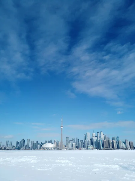 Toronto skyline cidade visto a partir de toronto Ilhas sobre lago congelado Ontário — Fotografia de Stock