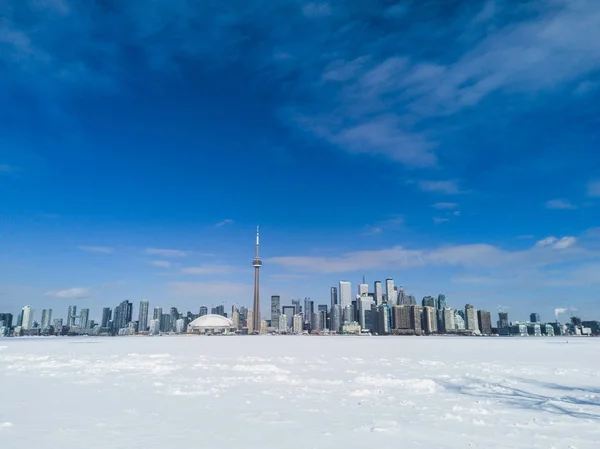 Toronto città skyline visto da Isole Toronto sul lago ghiacciato Ontario — Foto Stock