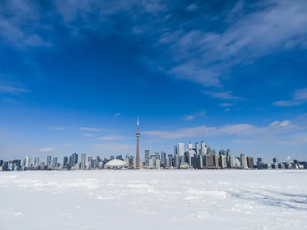 Toronto Stadtsilhouette von Toronto Inseln über dem zugefrorenen Ontariosee aus gesehen — Stockfoto