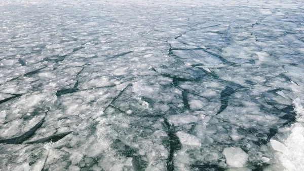 Ijs op de oceaan smelten en kraken. Klimaatverandering. — Stockfoto