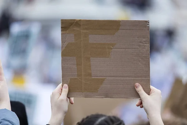 Un manifestante sosteniendo un cartel en blanco en una protesta política — Foto de Stock