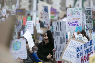 Londra, İngiltere - 15 Mart 2019:Thousands öğrenciler ve genç insanların protesto Londra'da iklim Mart gençlik grev bir parçası olarak
