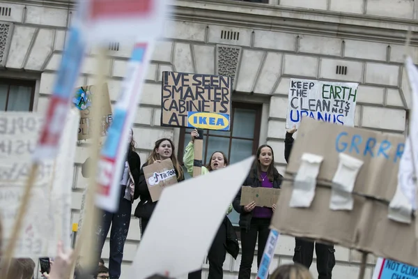 Londra, İngiltere - 15 Mart 2019:Thousands öğrenciler ve genç insanların protesto Londra'da iklim Mart gençlik grev bir parçası olarak — Stok fotoğraf