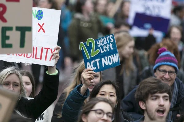 Λονδίνο, Ηνωμένο Βασίλειο - 15 Μαρτίου, 2019:Thousands από φοιτητές και νέους ανθρώπους διαμαρτυρία στο Λονδίνο ως μέρος της νεολαίας απεργίας για δράση για το κλίμα — Φωτογραφία Αρχείου