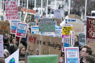 Londra, İngiltere - 15 Mart 2019:Thousands öğrenciler ve genç insanların protesto Londra'da iklim Mart gençlik grev bir parçası olarak